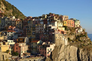 İtalya, Liguria 'daki Cinque Terre Milli Parkı' ndaki Manarola köyü.