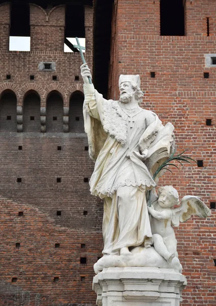 スフォルツァ城 ミラノ イタリアの壁の近くにネポムクの聖ヨハネ記念碑 — ストック写真