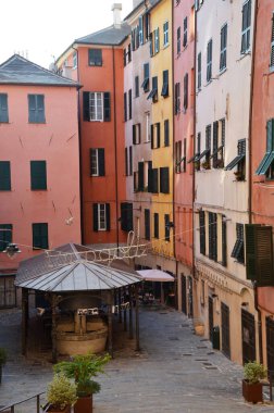 Eski bir İtalyan evinin arka bahçesi.