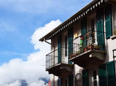 İtalya, Bellagio 'da eski bir evin balkonunda.