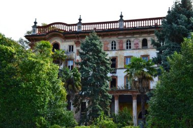 İtalya, Bellagio 'da terk edilmiş eski bir bina.