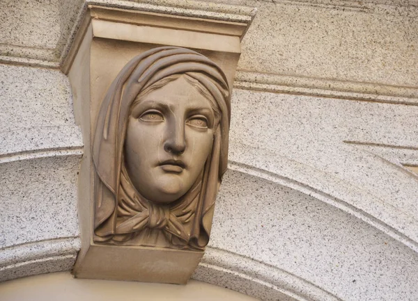 建物のファサードの女性の頭建築の詳細 — ストック写真