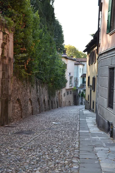 Vecchia Strada Stretta Nella Città Italiana — Foto Stock