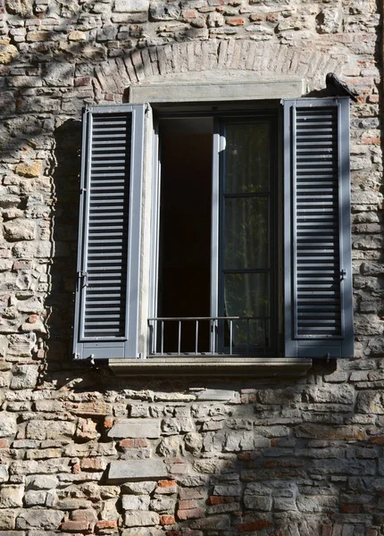 Итальянское Окно Старом Каменном Доме — стоковое фото