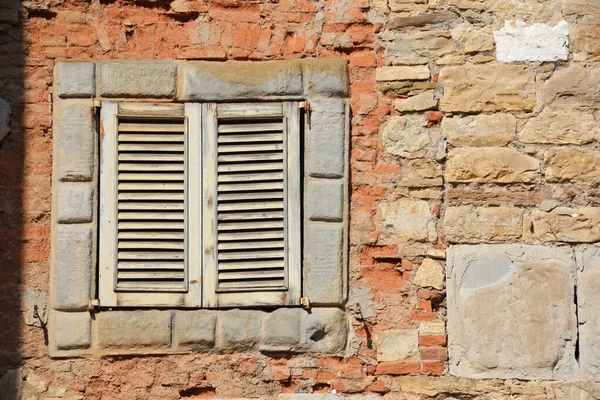 Janela Italiana Uma Antiga Casa Pedra — Fotografia de Stock