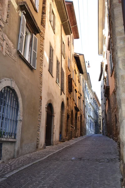 Старая Узкая Улочка Итальянском Городе — стоковое фото