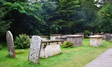 St. Andrews Kilisesi, Combe Kalesi, Cotswold, Wiltshire, İngiltere yakınlarındaki mezarlık.