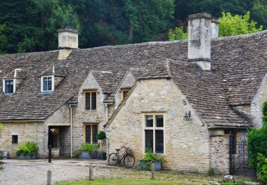 Combe Kalesi, Cotswolds, Wiltshire, İngiltere 'deki büyüleyici taş kulübe.