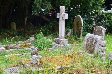 St. Andrews Kilisesi, Combe Kalesi, Cotswold, Wiltshire, İngiltere yakınlarındaki mezarlık.