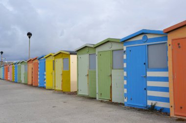 Seaford, Doğu Sussex, İngiltere 'de kumsalda renkli kamaralar.