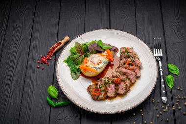 Ördek göğsü ve armudu olan tabak, L 'Orange ördeği