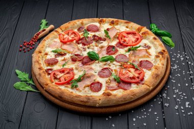 Mozzarella peyniri, salam, tavuk eti, sığır eti, jambon, domates sosu ve biber baharatlı pizza.