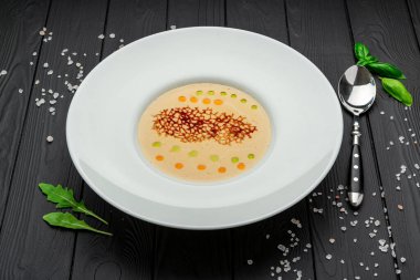 Koyu arkaplanda krem peynir çorbası. Sağlıklı gıda konsepti.