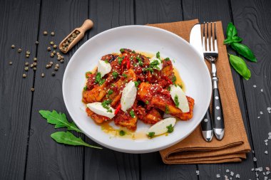 Baharatlı domates soslu, krem peynirli patlıcan dilimleri, susam tohumu ve pesto. Sağlıklı gıda konsepti.