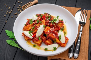 Baharatlı domates soslu, krem peynirli patlıcan dilimleri, susam tohumu ve pesto. Sağlıklı gıda konsepti.