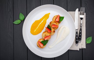 Çilekli kreatif bebek kahvaltısı peynirli kekler. Sağlıklı gıda konsepti.