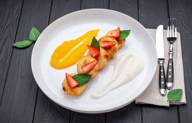 Çilekli kreatif bebek kahvaltısı peynirli kekler. Sağlıklı gıda konsepti.