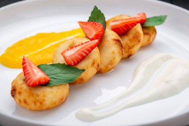 Çilekli kreatif bebek kahvaltısı peynirli kekler. Sağlıklı gıda konsepti.