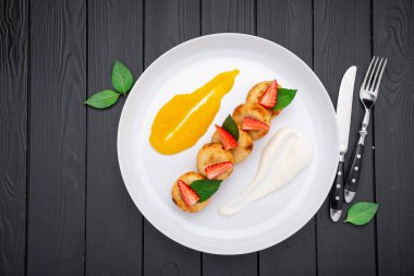 Çilekli kreatif bebek kahvaltısı peynirli kekler. Sağlıklı gıda konsepti.