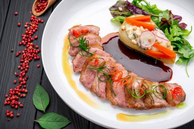 Ördek göğsü ve armudu olan tabak, L 'Orange ördeği