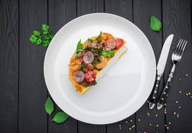 Karides ve ızgara mantarlı omlet pulyar. Sağlıklı gıda konsepti.