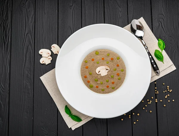 蘑菇奶油汤 把汤放进碗里顶部视图 给你的文章腾出地方 — 图库照片