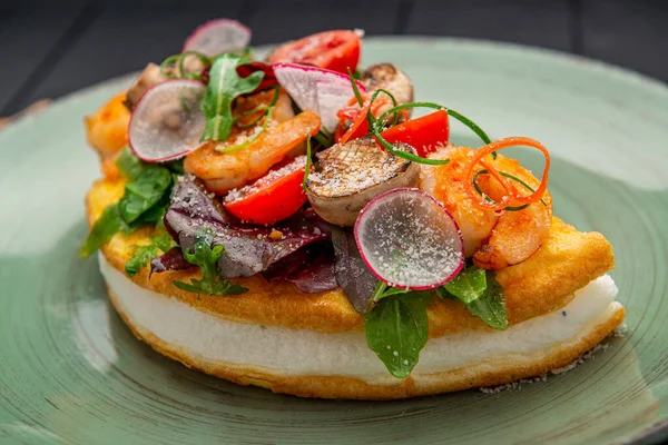 有虾仁和烤蘑菇的扁桃体 健康食品概念 — 图库照片