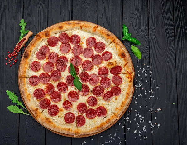 Домашняя Сырная Пицца Салями Вкусная Пицца Чеддером Итальянская Кухня — стоковое фото