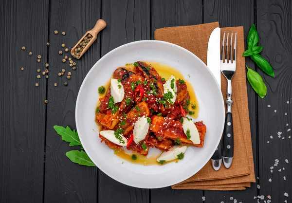 Goreng Irisan Terong Saus Tomat Pedas Dengan Krim Keju Biji — Stok Foto