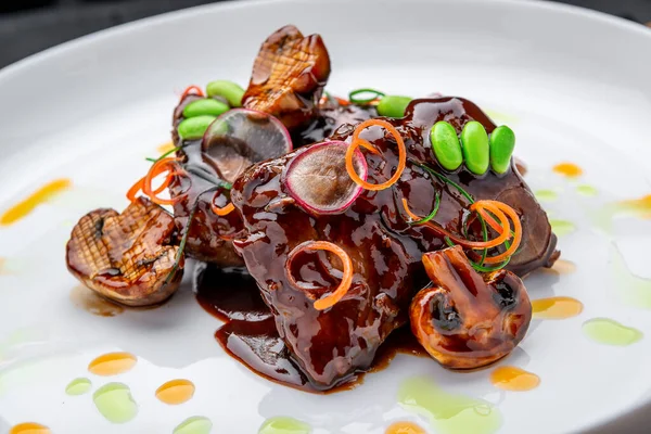 Hús Medálok Fűszeres Vörös Mártásban Sült Gombával Étlap Fotó Egészséges — Stock Fotó