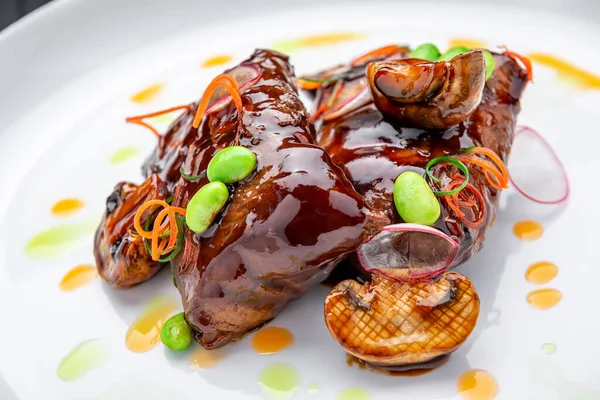 肉のメダリオン 揚げキノコとスパイシーな赤のグレービーで釉 メニュー写真 健康食品のコンセプト — ストック写真