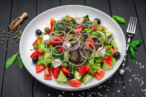 Salada Grega Com Azeite Legumes Frescos Azeitonas Queijo Fetta Alimentos — Fotografia de Stock