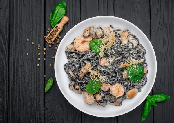 Prato Espaguete Preto Com Camarão Mexilhões Conceito Alimentação Saudável — Fotografia de Stock