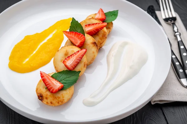 有创意的婴儿早餐芝士蛋糕加草莓 健康食品概念 — 图库照片
