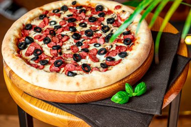 Farklı et çeşitleriyle büyük ve lezzetli bir pizza. Sosisli, tavuklu ve mantarlı İtalyan pizzası.