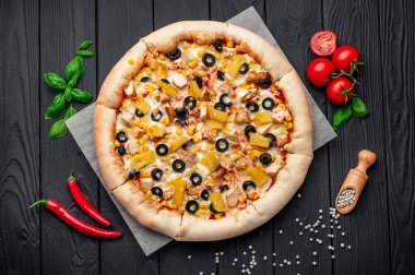 Tavuk etli, ananaslı, mısırlı ve zeytinli lezzetli pizza. Büyük pizzanın en üst görüntüsü