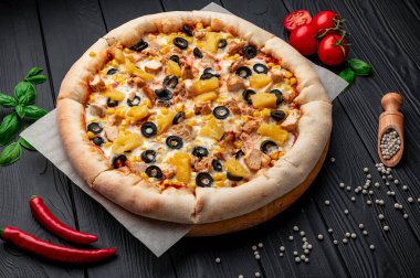 Tavuk etli, ananaslı, mısırlı ve zeytinli lezzetli pizza. Büyük pizzanın en üst görüntüsü