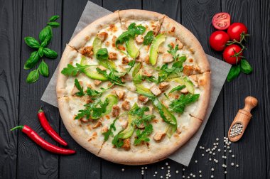 Izgara tavuk, avokado ve roka ile nefis pizza. Büyük pizzanın en üst görüntüsü