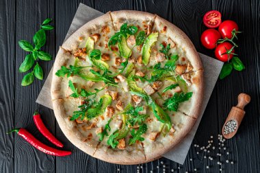 Izgara tavuk, avokado ve roka ile nefis pizza. Büyük pizzanın en üst görüntüsü