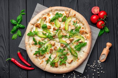 Izgara tavuk, avokado ve roka ile nefis pizza. Büyük pizzanın en üst görüntüsü