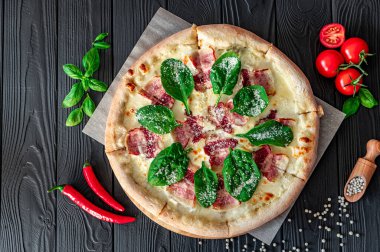 Pastırmalı büyük pizza ve taze salata. Büyük pizzanın en üst görüntüsü