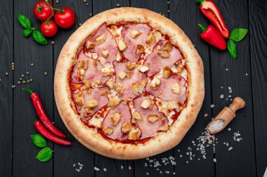 Lezzetli ve farklı et çeşitleriyle büyük pizza. Sıcak pizzanın en üst görüntüsü.