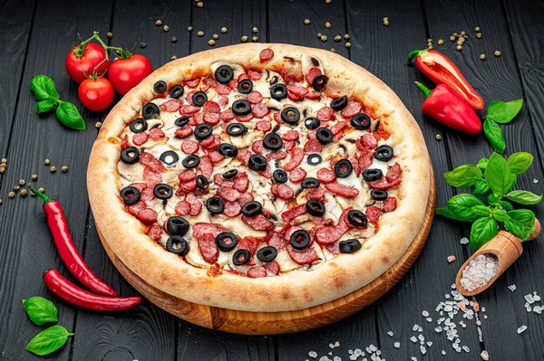 Большая Вкусная Пицца Различными Видами Мяса Итальянская Пицца Сосисками Курицей — стоковое фото