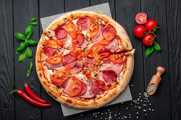 Italiaanse Pizza Met Ham Worst Champignons Tomaten Uien Italiaanse Pizza — Stockfoto