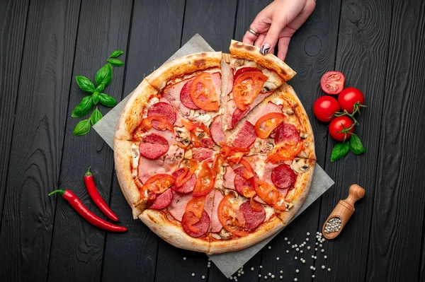 Итальянская Пицца Ветчиной Колбасой Грибами Помидорами Луком Итальянская Пицца Тёмном — стоковое фото