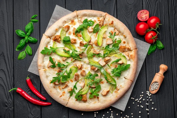 Pizza Deliciosa Com Frango Grelhado Abacate Arugula Vista Superior Pizza — Fotografia de Stock