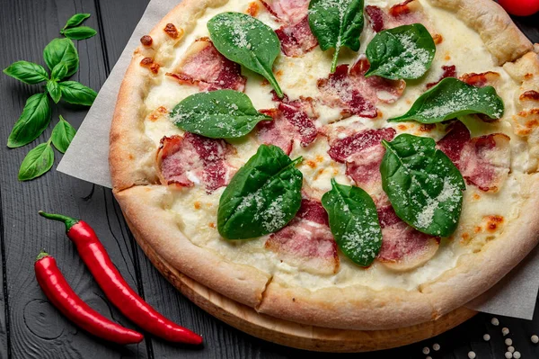 Lekkere Grote Pizza Met Spek Verse Salade Bovenaanzicht Van Grote — Stockfoto
