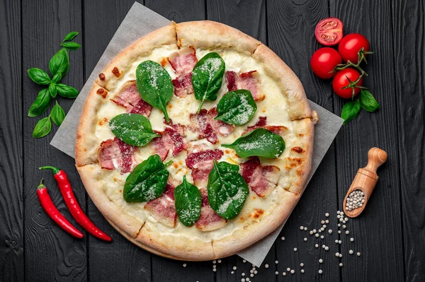 Lekkere Grote Pizza Met Spek Verse Salade Bovenaanzicht Van Grote — Stockfoto