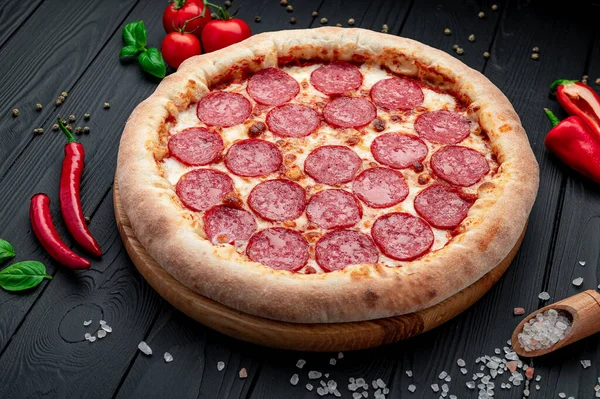 Lekkere Pepperoni Pizza Koken Ingrediënten Tomaten Basilicum Bovenaanzicht Van Hete — Stockfoto