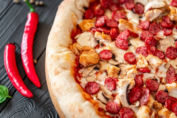 Большая Вкусная Пицца Различными Видами Мяса Итальянская Пицца Сосисками Курицей — стоковое фото